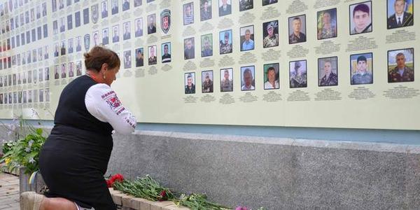 Час не лікує: біля «Стіни пам'яті» у Києві вшанували загиблих під Іловайськом [фото]