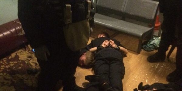 На вокзалі затримали поліцейських, які били і грабували подорожуючих [відео]