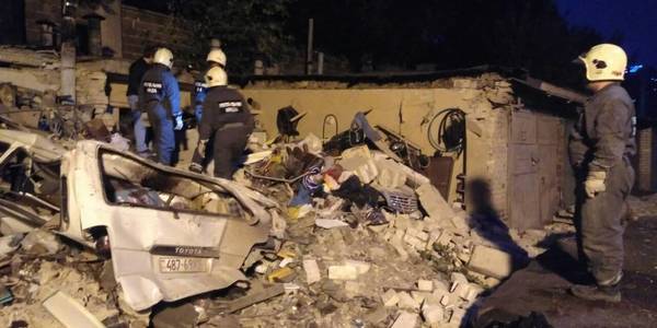 На Печерську вибух знищив два автомобілі