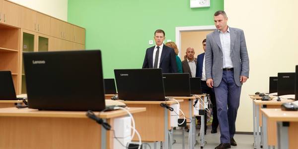 Кличко розповів в ультрасучасній школі про стандарти