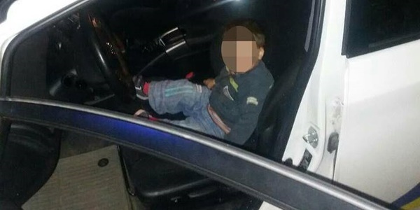 Поліцейські в шоці: п'яна горе-мати мало не вбила сина