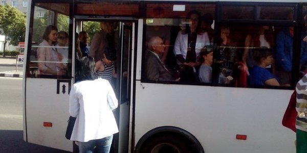 Транспортний колапс на Куренівці: Подільський узвіз пасажирам пропонують пройти пішки