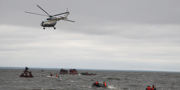 На Київському морі рятувальники влаштували видовищні навчання з нагоди свята [фото]