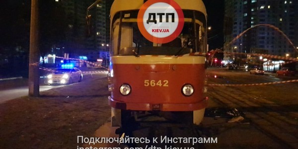 У Києві під колесами трамваю загинула жінка з хлопчиком