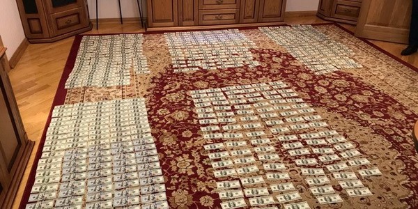 Багатеньких суддів спіймали у Києві на хабарі у 300 тис доларів