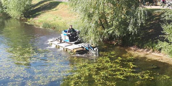 Озеро у київському парку розчищають від водоростей