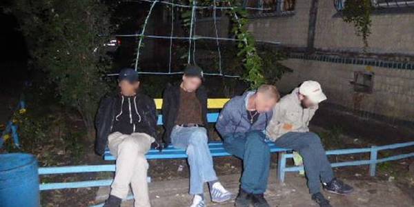 Затримано чотирьох зловмисників, які відібрали телефон у перехожого