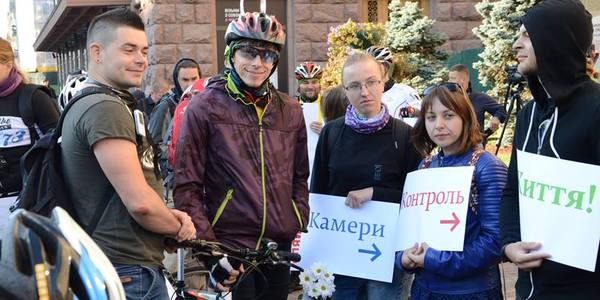 Велосипедисти назвали  три умови виживання на дорогах столиці [фото]
