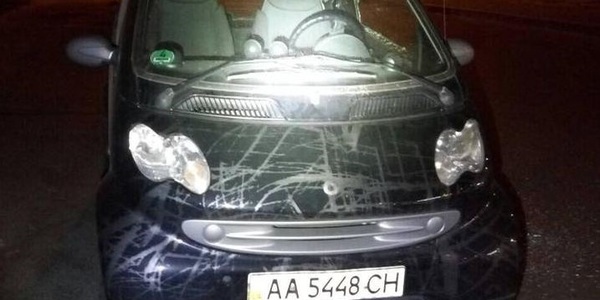 У Києві п'яні хулігани розбили битами автівки в районі ж/д-вокзалу [відео]