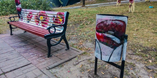 Столичний парк розмалювали яскраво-червоними квітами [фото]