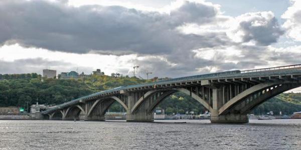 Київ з ранку: мокрі дороги, транспортні корки, дощ
