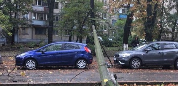 Електричний стовп впав на припарковані автомобілі