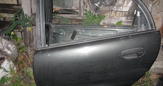 У Києві затримали чоловіка, який спробував вкрасти автомобільні дверцята