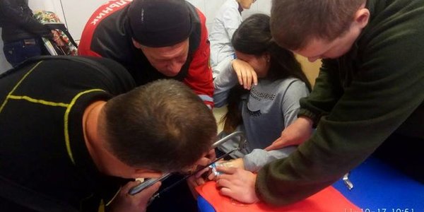 У Києві аварійно-рятувальна служба допомагає дівчині зняти каблучку з пальця