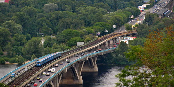 На мосту Метро обмежать рух транспорту до однієї смуги в кожному напрямку