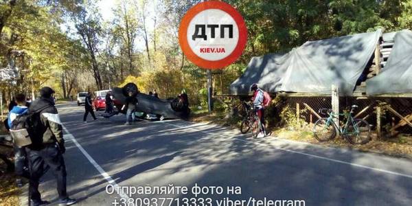 Водій перевернувся на авто у "делікатній" зоні Труханового острова