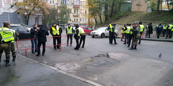 Сотні правоохоронців почали перекривати центр Києва через мітинг [фото]