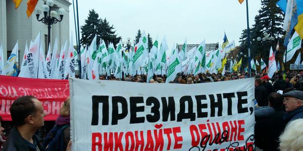 Сотні мітингувальників зібралися перед Радою, щоб висунути три вимоги Президенту [фото]
