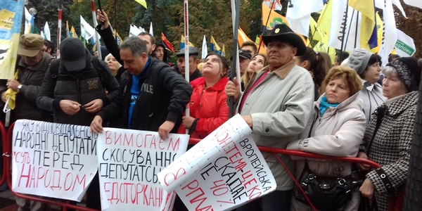 Активісти пересварились на велелюдному  мітингу у центрі столиці