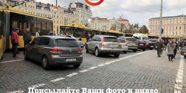 На Софійській площі низка тролейбусів «завмерла» через ДТП