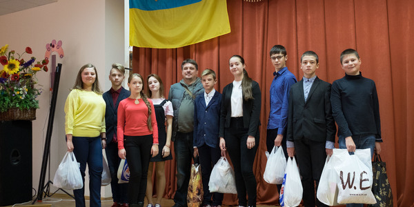 Підтримка незалежно від свята: учні святошинської школи передали солодощі для військових