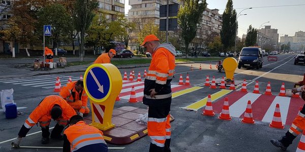 В Оболонському районі з'явився перший острівець безпеки на дорозі [відео]