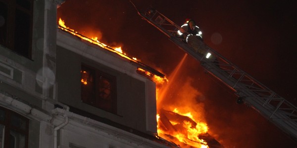 У Києві вогнеборці ліквідували величезну пожежу