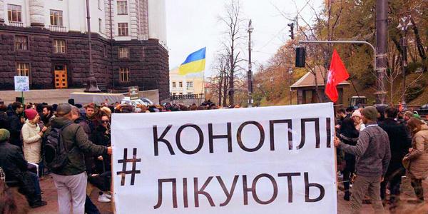 У центрі роздавали іспанську коноплю: перший марш за легалізацію канабісу шокував випадкових перехожих [фото]