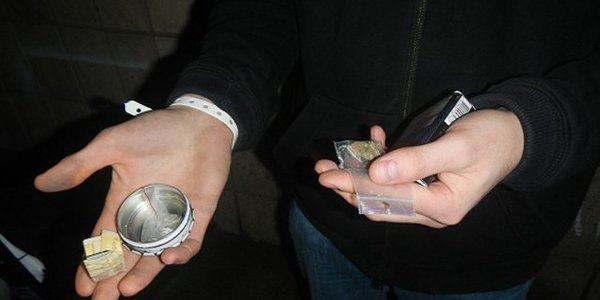 Поліція відзвітувала про обшук у клубі: 11 дітей, 32 потенційних призовники та наркотики