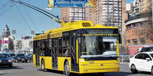 Столичні трамваї і тролейбуси змінять маршрут
