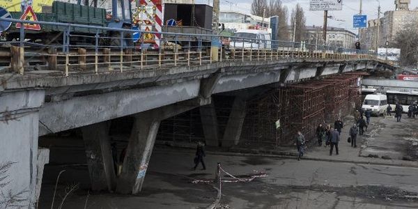 Під час реконструкції Шулявського шляхопроводу перекривати рух автівок на проспекті Перемоги не будуть