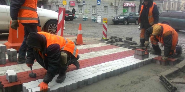 На Прорізній завершують влаштування пішохідного переходу з ФЕМів