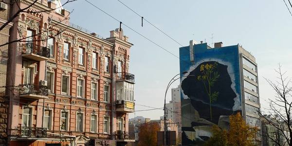 У центрі столиці з’явилась величезна голова Лесі Українки