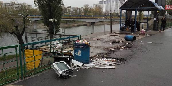 Чи стало краще після знесення МАФів: кияни скаржаться на жахливі зупинки Русанівки