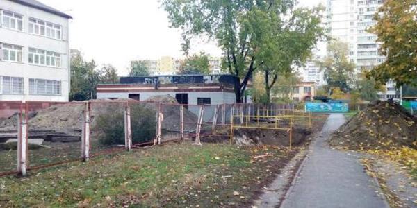 Майже тисяча ям, траншей, брудних подвір’їв: якими страшними вулицями ходять кияни