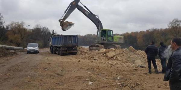 Забудовників, що засмітили береги озера в Києві, змусили все прибрати