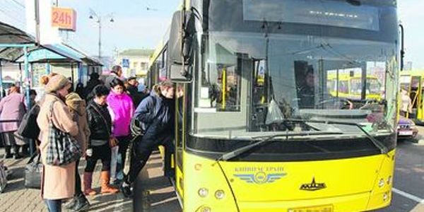 Кияни просять запустити більше  автобусів з центру на Троєщину
