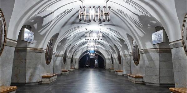 Станції підземки в святковому освітленні: метрополітен відзначає 57-річчя [фото]