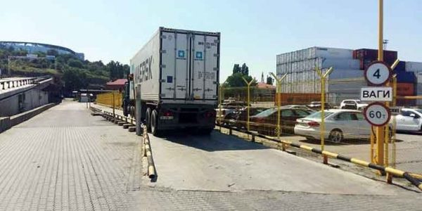 Аби врятувати столичні дороги, всі фури на під’їздах до Києва будуть зважувати