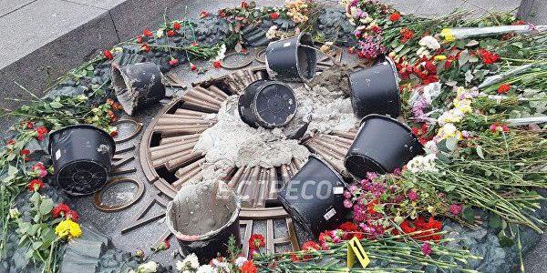 Вандали залили цементом Вічний вогонь у парку Вічної Слави