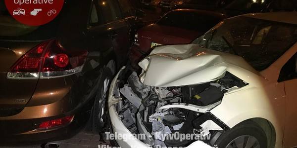 Таксі Uber спровокувало масштабне ДТП на Чорновола: потрощено 5 машин