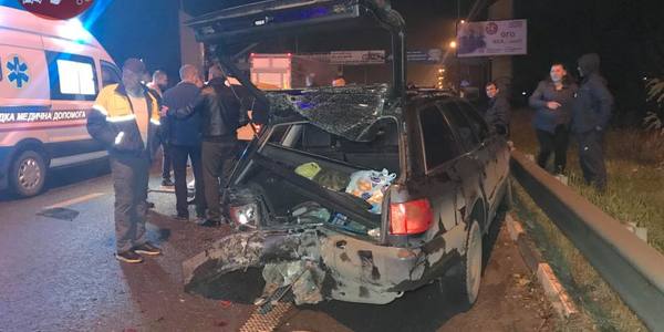 Штовхаючи авто до заправки, друзі потрапили під колеса [фото]