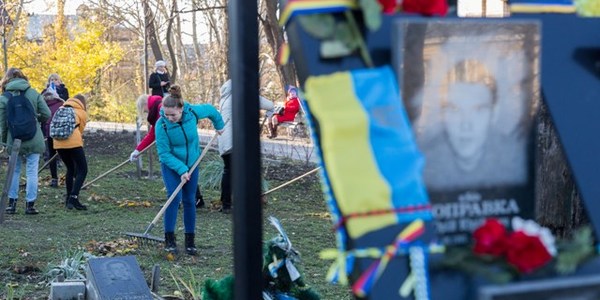 На Алеї Героїв Небесної Сотні посадили дерева та прибрали  [фото]