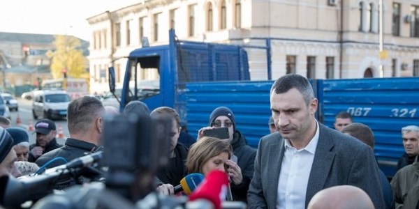 Мер Києва: «До завтра забудовник території Сінного ринку має демонтувати паркан»