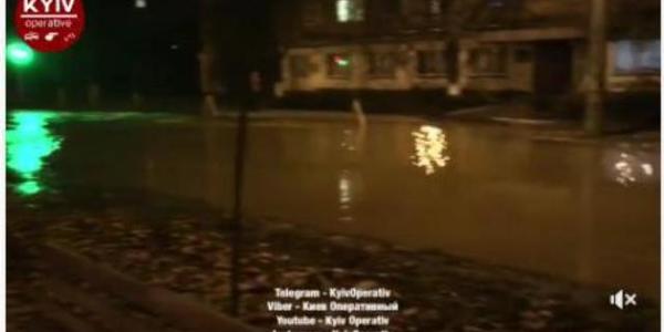 На бульварі Верховної Ради розмило дорогу [відео]