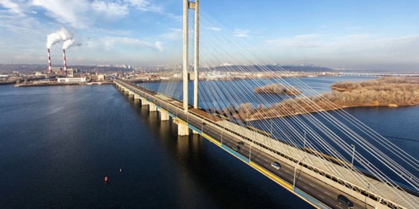 Частково обмежать рух транспорту одним з найзавантаженіших мостів Києва