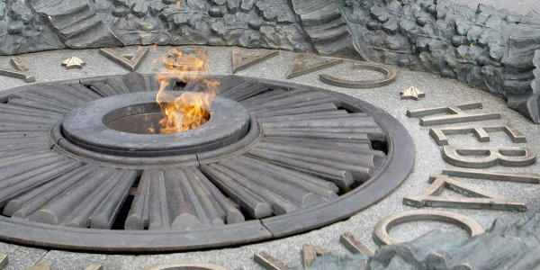 Вандали знову залили цементом Вічний вогонь в парку Слави