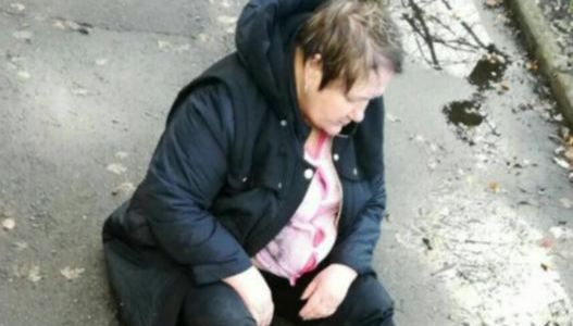 Жінка напідпитку за кермом, хотіла пояснити поліцейським хто «головний», але випала з машини і заснула на дорозі