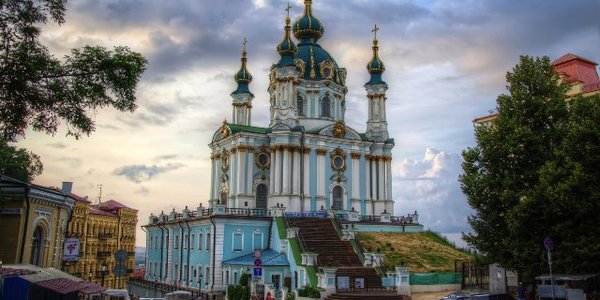 У Андріївській церкві реставрують ліпнину та позолоту під куполом [фото]
