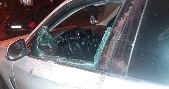 Зловмисники понівечили авто та вдарили потерпілого ножем у спину